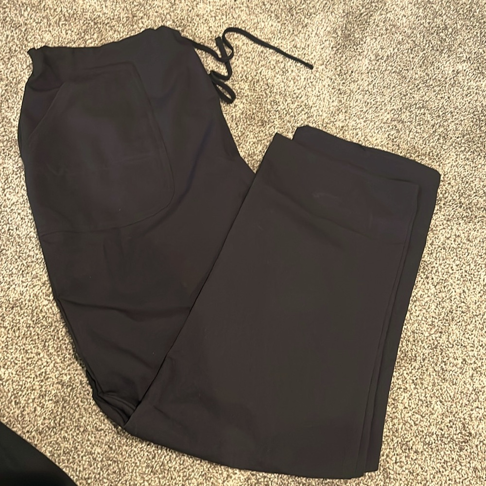 Scrubstar pants with drawstring at the top, no damage to the pants